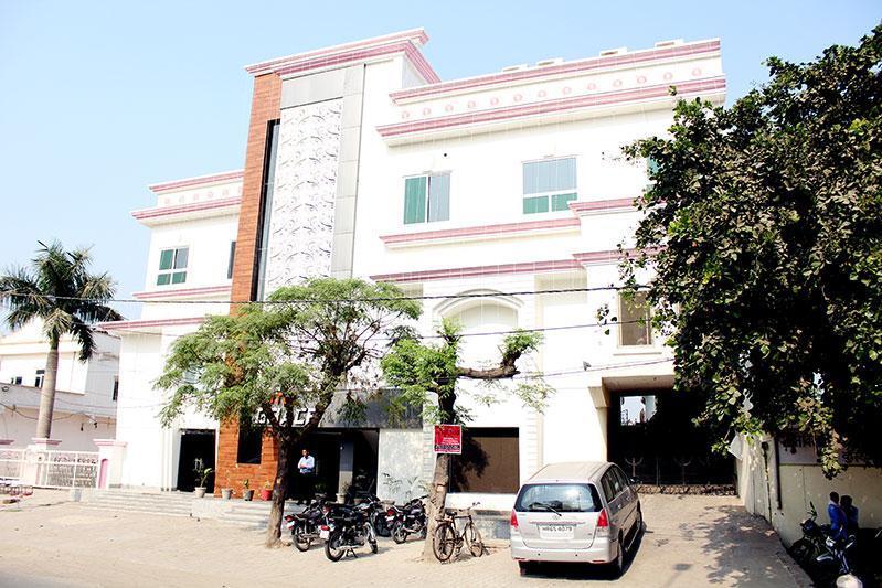 Grace Hotel Karnāl Buitenkant foto